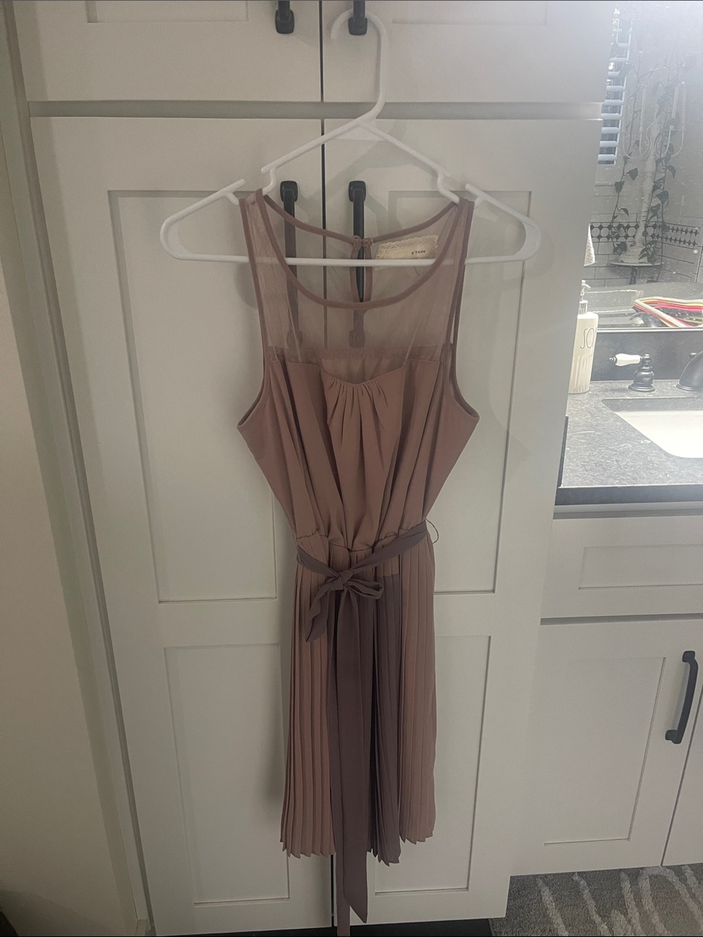 Areve Sleeveless Pleated Midi Dress in Mauve